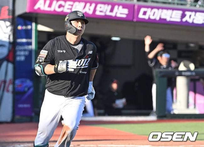 [OSEN=부산, 이석우 기자] 29일 부산 사직야구장에서 2025 신한 SOL 뱅크 KBO 리그 롯데 자이언츠와 KT 위즈의 경기가 열렸다. 홈팀 롯데는 박세웅이, 방문팀 KT는 쿠에바스가 선발 출전했다.KT 위즈 이정훈이 4회초 1사 우월 동점 솔로 홈런을 치고 그라운드를 돌고 있다. 2025.06.29 / foto0307@osen.co.kr