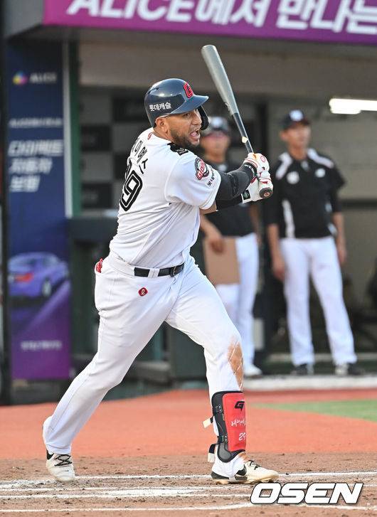 [OSEN=부산, 이석우 기자] 29일 부산 사직야구장에서 2025 신한 SOL 뱅크 KBO 리그 롯데 자이언츠와 KT 위즈의 경기가 열렸다. 홈팀 롯데는 박세웅이, 방문팀 KT는 쿠에바스가 선발 출전했다.롯데 자이언츠 레이예스가 6회말 2사 1,2루 중견수 왼쪽 1타점 안타를 치고 있다. 2025.06.29 / foto0307@osen.co.kr