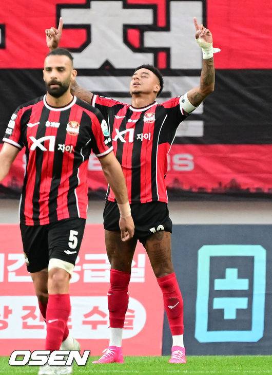[OSEN=서울월드컵경기장, 김성락 기자] 29일 오후 서울 마포구 월드컵경기장에서 하나은행 K리그 1 2025 21라운드 서울 FC와 포항 스틸러스의 경기가 열렸다. 서울은 6승 9무 5패로 리그 8위, 포항은 9승 5무 6패로 리그 4위를 기록하고 있다.전반 서울 린가드가 패널티킥을 넣은 뒤 세리머니를 하고 있다. 2025.06.29 / ksl0919@osen.co.kr