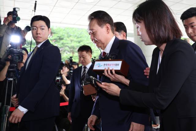 ▲윤석열 전 대통령이 28일 피의자 신분으로 내란특검 조사를 받기 위해 서울 서초구 서울고검 청사로 출석하고 있다. ⓒ연합뉴스