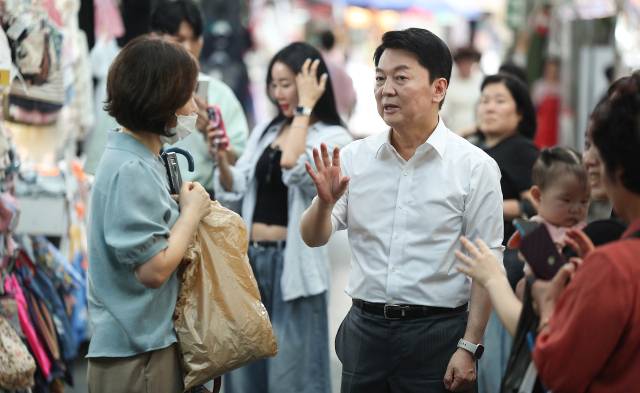 ▲국민의힘 안철수 의원이 지난 18일 대구 중구 서문시장을 찾아 시민과 대화하고 있다. ⓒ연합뉴스
