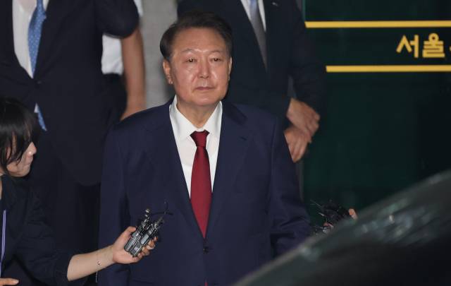 ▲피의자 신분으로 내란 특검 조사를 받은 윤석열 전 대통령이 29일 서초구 서울고검 청사를 나서고 있다. ⓒ연합뉴스