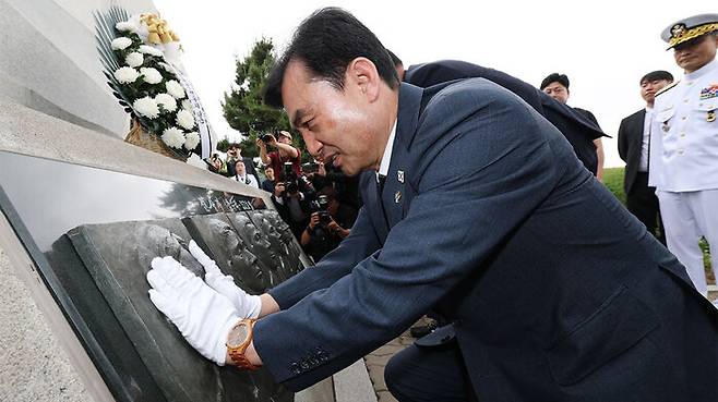 29일 경기도 평택시 해군 2함대사령부 충무동산에서 열린 '제2연평해전 승전 23주년 기념식'에서 안규백 국방부장관 후보자가 해전 영웅들의 얼굴 부조상을 어루만지고 있다.