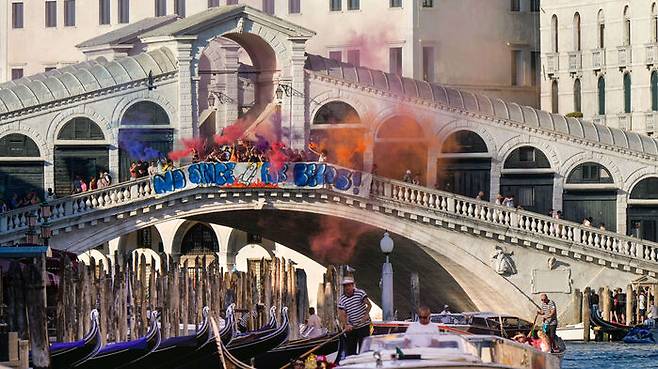 활동가들이 이탈리아 베니스의 리알토 다리에서 시위를 벌였다. 이들은 제프 베이조스의 결혼 행사가 사회적 불평등 심화시키고 베니스 시민들을 무시했다며 비판했다.