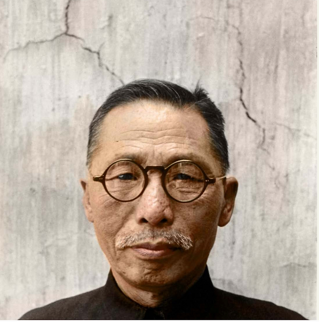 1945년 9월, 콧수염을 기른 김구 선생.