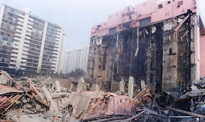 1995년 6월29일 서울 서초구 삼풍백화점 붕괴 현장의 처참한 모습. 러시아군의 미사일 공격을 받고 폭발해 무너져 내린 우크라이나 키이우 시내 건물을 연상케&nbsp;한다. 세계일보 자료사진