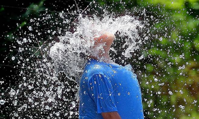 대구 서구 평리공원 바닥분수에서 한 어린이가 물놀이를 하고 있다. 뉴시스