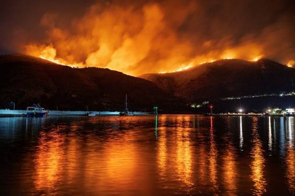24일(현지시간) 그리스 키오스의 리티 항구에서 본 산불 상황. 2025.6.25. EPA 연합뉴스
