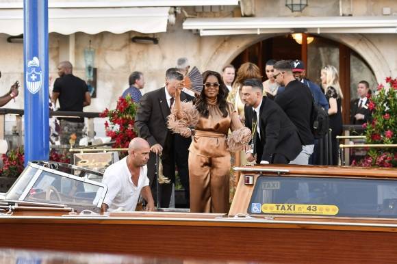 아마존 창업자 제프 베이조스와 그의 아내 로런 산체스 베이조스의 결혼식이 26일(현지시간)부터 사흘간 이탈리아 베네치아에서 열린 가운데 하객으로 참석한 미국 방송인 오프라 윈프리가 28일 호텔을 나서고 있다. 2025.6.28 베네치아 AP 연합뉴스