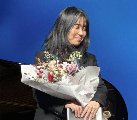 지난해 12일 12일 (현지시간) 노벨문학상 수상자 한강이 스웨덴 스톡홀름 왕립연극극장에서 열린 ‘노벨 낭독의 밤’ 행사에서 꽃다발을 안고 기념 촬영하고 있다. 연합뉴스 제공