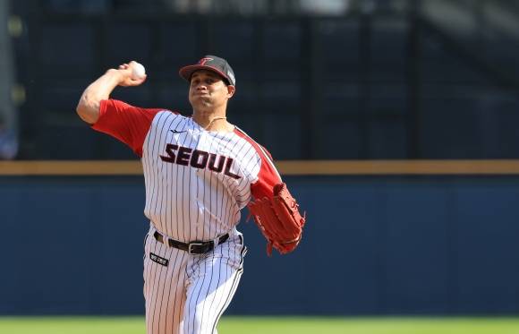 LG 트윈스 요니 치리노스가 29일 서울 잠실야구장에서 열린 프로야구 2025 KBO리그 정규시즌 KIA 타이거즈와의 홈 경기에서 공을 던지고 있다. 연합뉴스