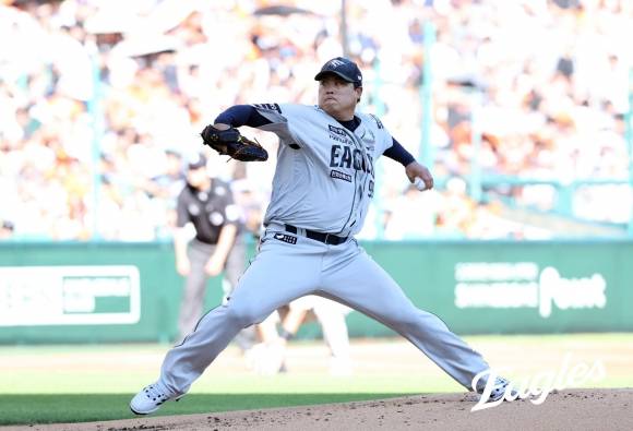 한화 이글스 류현진이 29일 인천 SSG랜더스필드에서 열린 2025 KBO리그 정규시즌 SSG 랜더스와의 원정 경기에서 공을 던지고 있다. 한화 이글스 제공