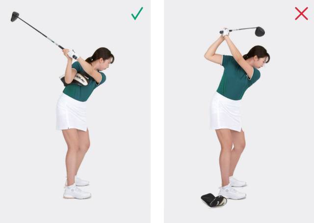 다운스윙 초기에 볼을 띄우려는 생각으로 오른쪽 팔꿈치가 몸 뒤쪽으로 빠지면 일관성에 문제가 발생하기 쉽다.
