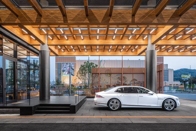 '제네시스 청주' 1층 시승라운지 전경. ?1층에는 60m 길이로 길게 드리워진 나무 캐노피가 고객을 맞이하고 배웅한다. 사진 제공=제네시스