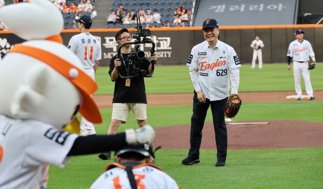 지난 12일 대전 한화생명볼파크에서 열린 2025 신한 SOL 뱅크 KBO리그 두산 베어스와 한화 이글스의 경기 시작 전 이희완 보훈부 차관이 시구하고 있다. 2002년 6월 29일 제2연평해전 때 참수리 357호 고속정 정장 윤영하 소령이 전사하자 당시 중위였던 이 차관은 양쪽 다리에 총상을 입은 상황에서도 고속정을 지휘해 서해 북방한계선(NLL)을 지켜냈다. 연합뉴스