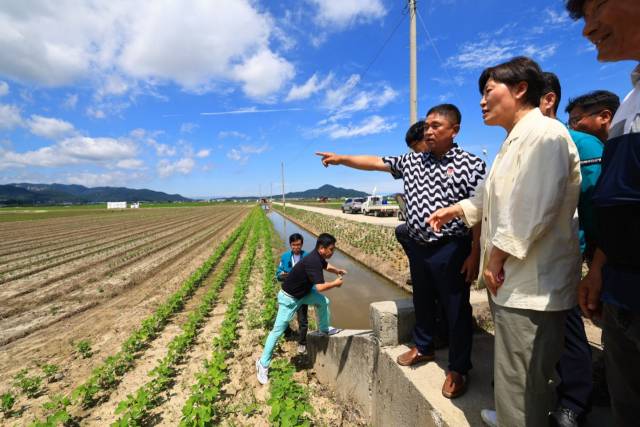 송미령 농식품부 장관이 29일 전북 부안군의 한 논콩 재배현장 방문하여 농업인 의견을 경청하고 있다. 사진 제공=농식품부.
