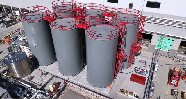 미국 네바다주에 짓고 있는 테슬라 LFP 배터리 공장의 외부 전경. 테슬라 공식 X 동영상 캡처