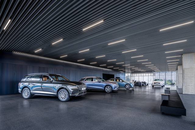 제네시스 청주 3층 쇼룸에는 GV60, GV70, GV80 등 스포츠유틸리티차량(SUV)이 전시돼 있다. 사진 제공=제네시스