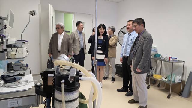 박종재(오른쪽) 이사장을 포함한 대한소화기내시경학회 교수들이 28일 라오스 비엔티안 소재 마호솟병원 관계자와 함께 내시경실 설비를 둘러보고 있다. 안경진 기자