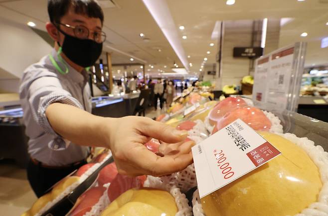 서울 시내 한 백화점에서 직원이 추석 과일 선물세트에 가격표를 붙이고 있다. ⓒ연합뉴스