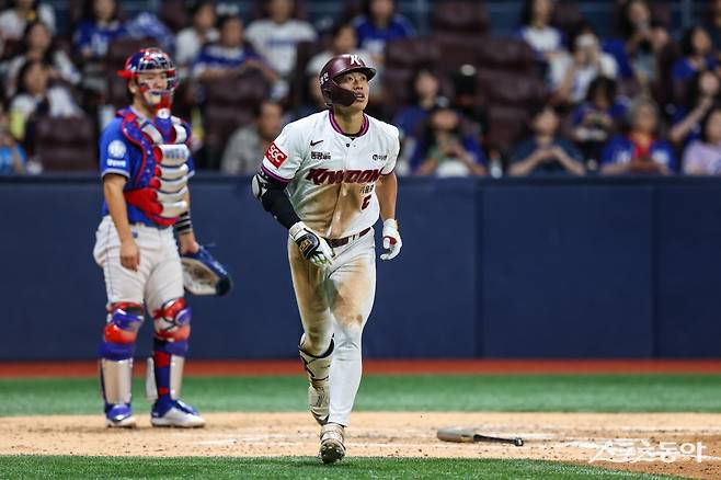 키움 송성문이 29일 고척 삼성전 5회말 무사 1·3루서 3점홈런을 터트렸다. 송성문은 27~29일 고척 삼성과 3연전에서 무려 8안타, 4홈런, 8타점을 올리며 팀의 시즌 첫 3연전 싹쓸이 승리를 이끌었다.&nbsp;사진제공｜키움 히어로즈