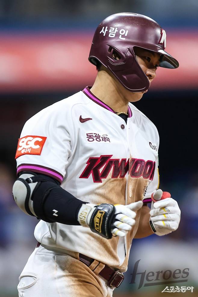 키움 송성문이 29일 고척 삼성전 5회말 무사 1·3루서 3점홈런을 터트렸다. 송성문은 27~29일 고척 삼성과 3연전에서 무려 8안타, 4홈런, 8타점을 올리며 팀의 시즌 첫 3연전 싹쓸이 승리를 이끌었다.&nbsp;사진제공｜키움 히어로즈