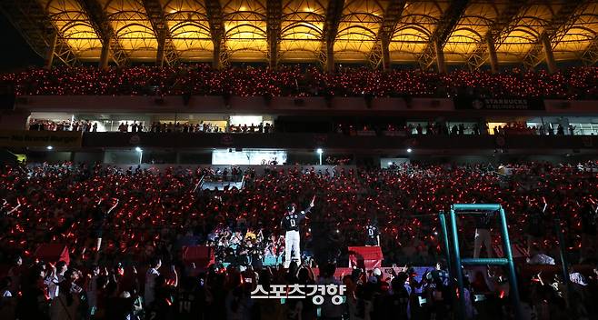 김강민이 지난 28일 은퇴식에서 SSG 팬들에게 인사하고 있다. SSG 랜더스 제공