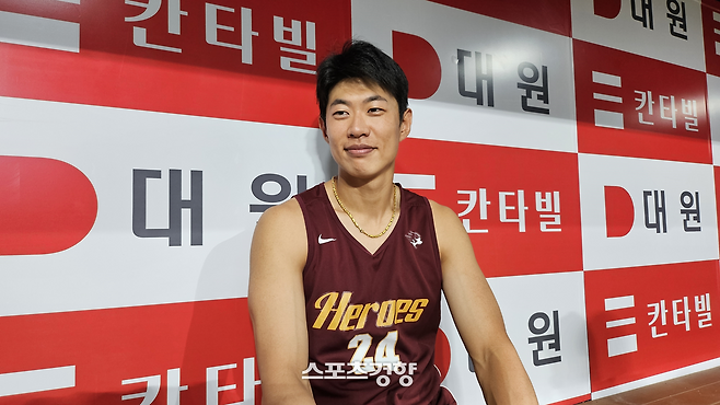 키움 송성문이 29일 고척 삼성전을 앞두고 취재진과 인터뷰하고 있다.