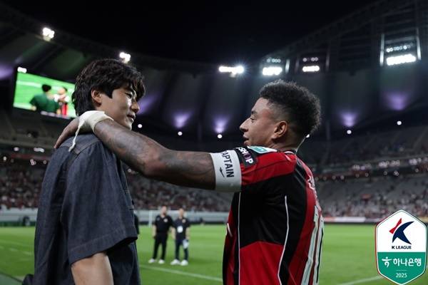 기성용-제시 린가드 / 사진=한국프로축구연맹 제공