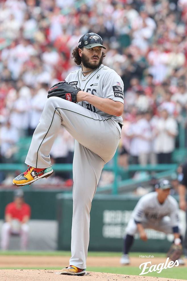 ▲ 폰세는 28일 인천 SSG전에서 7이닝 1실점으로 호투하며 개막 후 11연승을 질주했다 ⓒ한화이글스