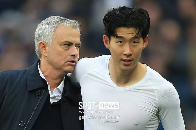 ▲ 최근 손흥민(사진 오른쪽)은 지난겨울에 이어 다시 튀르키예와 연결됐다. 중동 이적설 중심이던 그에게 주제 무리뉴(사진 왼쪽) 감독이 다가왔다. 튀르키예 축구 소식에 정통한 야지즈 샤본추글루 기자는 “두 사람이 영국에서 직접 만났으며 대화 분위기는 매우 긍정적이었다” 밝혀 이목을 집중시켰다.