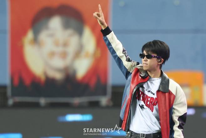 [대전=뉴시스] 황준선 기자 = 12일 오후 대전 유성구 대전월드컵경기장에서 열린 쿠팡플레이와 함께하는 하나은행 자선축구대회 팀 히어로와 팀 기성용의 경기, 임영웅이 하프타임쇼 무대를 선보이고 있다. 2024.10.12. hwang@newsis.com /사진=황준선