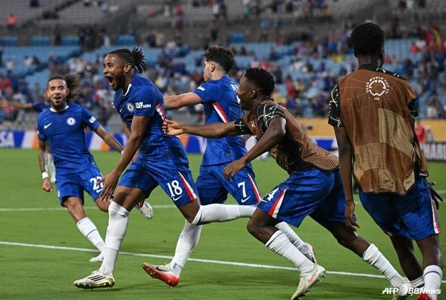 크리스토퍼 은큰쿠(왼쪽에서 두 번쨰)가 SL벤피카전 득점 후 세리머니하고 있다. /AFPBBNews=뉴스1