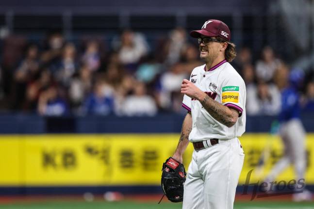 키움 라클란 웰스가 29일 삼성전에 선발 등판해 포수와 웃으며 소통을 하고 있다. /사진=키움 히어로즈 제공