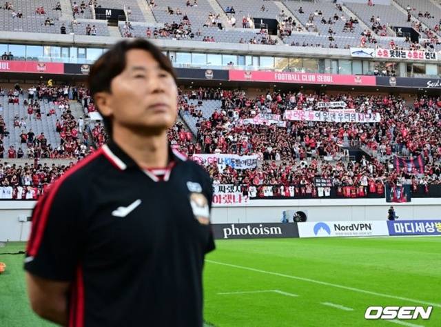 최근 기성용 이적에 성난 FC서울 팬들이 김기동 감독에게 야유를 퍼붓고 있다. /사진=OSEN 제공