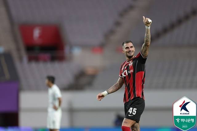 FC서울 공격수 둑스가 골을 넣고 기뻐하고 있다. /사진=한국프로축구연맹 제공