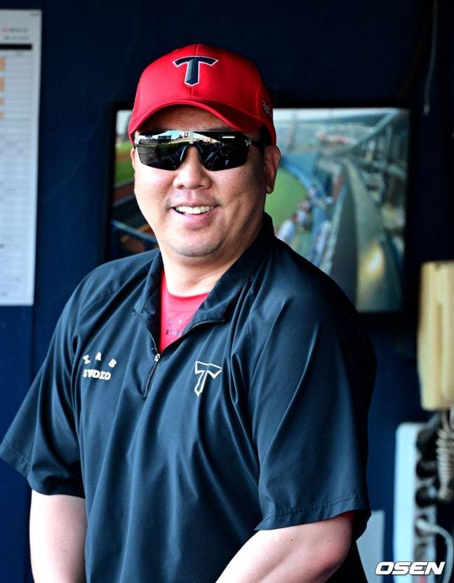 29일 경기 도중 웃고 있는 이범호 감독.