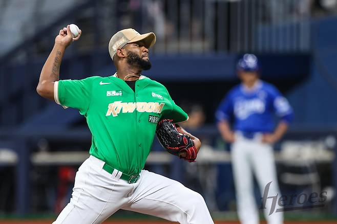 28일 오후 서울 구로구 고척스카이돔에서 열린 2025 신한 SOL Bank KBO리그 삼성 라이온즈와 키움 히어로즈의 경기, 키움 선발투수 라울 알칸타라가 6⅓이닝 무실점 호투를 펼치고 있다. 키움 히어로즈