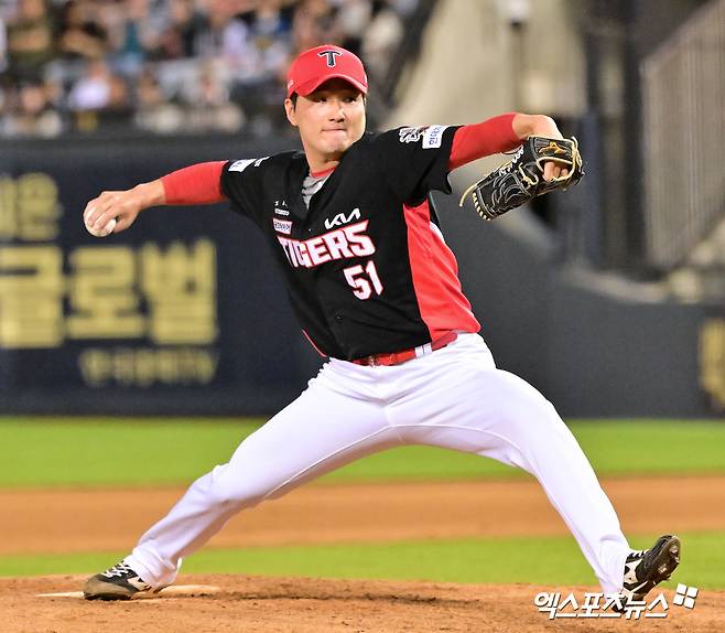 5일 오후 서울 송파구 잠실야구장에서 열린 '2025 신한 SOL Bank KBO리그' KIA 타이거즈와 두산 베어스의 경기, 8회말 1사 KIA 전상현이 공을 힘차게 던지고 있다. 엑스포츠뉴스 DB