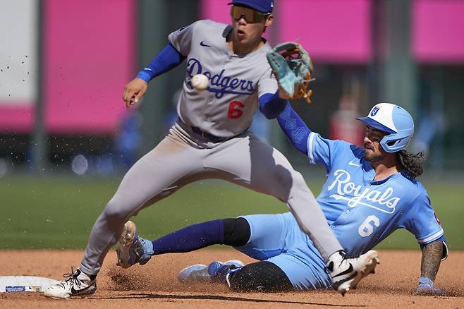 LA 다저스 김혜성이 올해 미국 메이저리그 정규시즌 경기에 출전해 수비에 임하고 있다. AP 연합뉴스