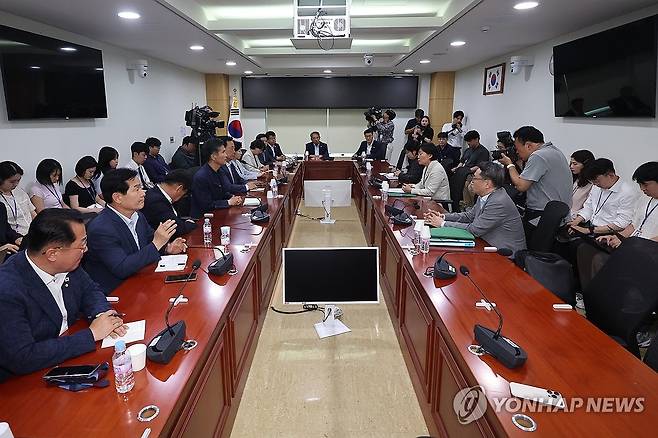 농해수위 의원들 만난 송미령 장관 (서울=연합뉴스) 서대연 기자 = 송미령 농림축산식품부 장관이 27일 국회에서 열린 더불어민주당 농림축산식품해양수산위원회 위원들과의 당정간담회에서 발언하고 있다. 2025.6.27 dwise@yna.co.kr