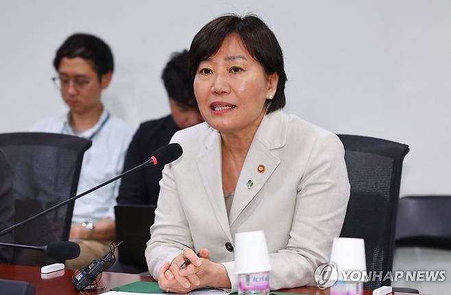 송미령 장관, 민주당 농해수위 위원들과 당정간담회 (서울=연합뉴스) 서대연 기자 = 송미령 농림축산식품부 장관이 27일 서울 여의도 국회에서 열린 더불어민주당 농림축산식품해양수산위원회 위원들과의 당정간담회에서 발언하고 있다. 2025.6.27 dwise@yna.co.kr