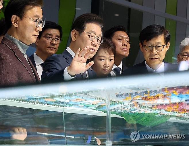 부산 찾은 이재명 (부산=연합뉴스) 손형주 기자 = 지난 3월 6일 이재명 당시 더불어민주당 대표가 부산 강서구 부산신항 홍보관을 찾아 설명을 듣고 있다. 2025.3.6 handbrother@yna.co.kr