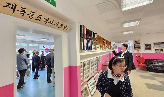 파독광부기념회관 둘러보는 도 방문단 [촬영 이재현]