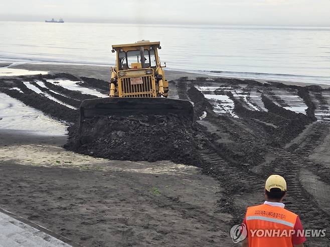지난 12일 삼양해수욕장 사장 정비(백사장 평탄화) 사업 장면 [촬영 고성식]