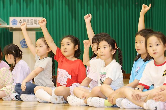 "저요! 제가 말할래요!" 수원초등학교 학생들 (제주=연합뉴스) 변지철 기자 = 지난 18일 오전 제주시 한림읍에 있는 수원초 체육관에서 펼쳐진 신체놀이 활동 수업에서 학생들이 선생님 질문에 손을 들어 보이고 있다. 2025.6.29