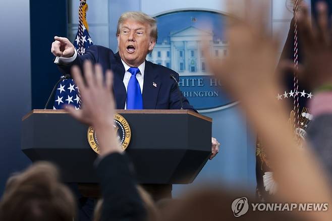 27일 즉석 기자회견에서 기자들 질문에 답하는 트럼프  [EPA=연합뉴스 자료사진. 재판매 및 DB 금지]