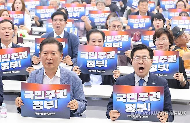 더민주혁신회의 전국대회 참석한 박찬대·정청래 의원 (청주=연합뉴스) 이성민 기자 = 더불어민주당 최대 원외 조직이자 친명계 조직으로 꼽히는 더민주전국혁신회의가 29일 오후 청주 오스코에서 전국대회를 개최한 가운데 더불어민주당 당 대표 후보로 출마한 정청래 의원과 박찬대 의원이 행사에 참석하고 있다. 2025.6.29 chase_arete@yna.co.kr