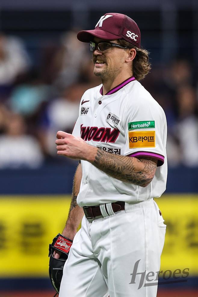 포수 김건희를 바라보며 미소를 보이는 라클란 웰스 [키움 히어로즈 제공. 재판매 및 DB 금지]