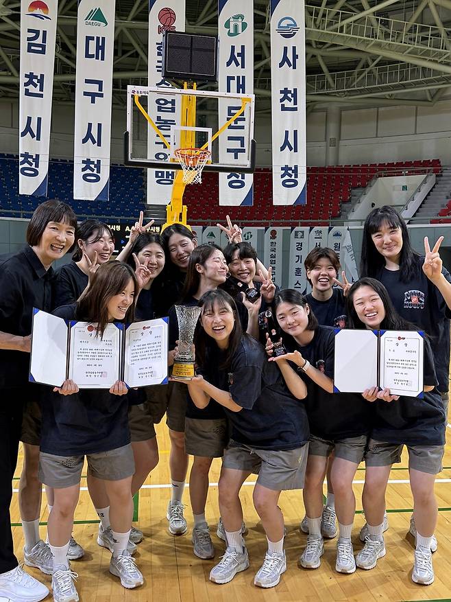 우승 기념 촬영하는 박찬숙 감독(뒷줄 왼쪽) 등 서대문구청 여자농구단 [서대문구청 제공. 재판매 및 DB 금지]